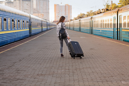 在火车站的漂亮女人图片
