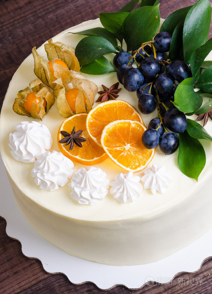 香草奶油芝士蛋糕配葡萄和橙子