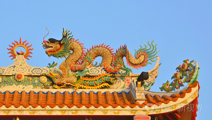 龙在中国寺庙屋顶上
