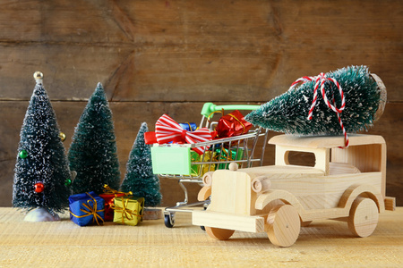 木制车携带一棵圣诞树图片