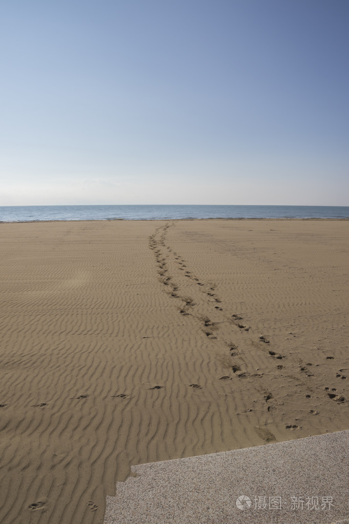 海上沙滩上的足迹照片-正版商用图片1qqzp8-摄图新视界
