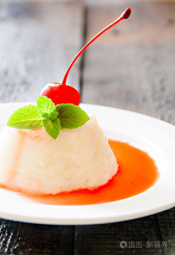 糖浆樱桃薄荷黑白色通风奶油慕斯甜点