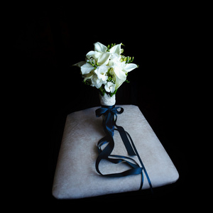 新娘的花束留在枕头上图片