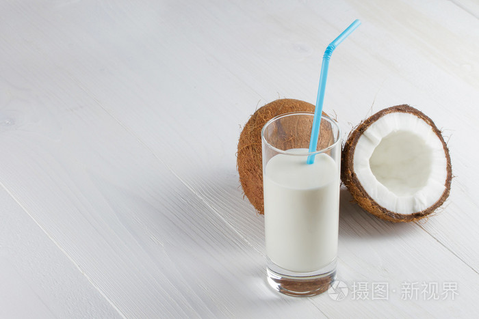 杯白色餐桌上的美味椰子牛奶