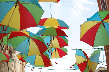 五颜六色的雨伞在街道水平图片