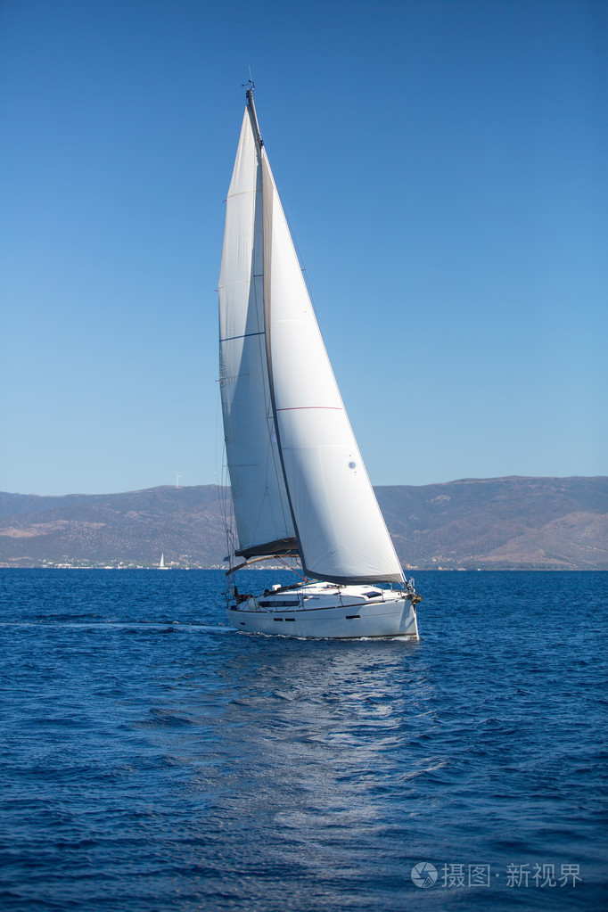 与白色风帆游艇