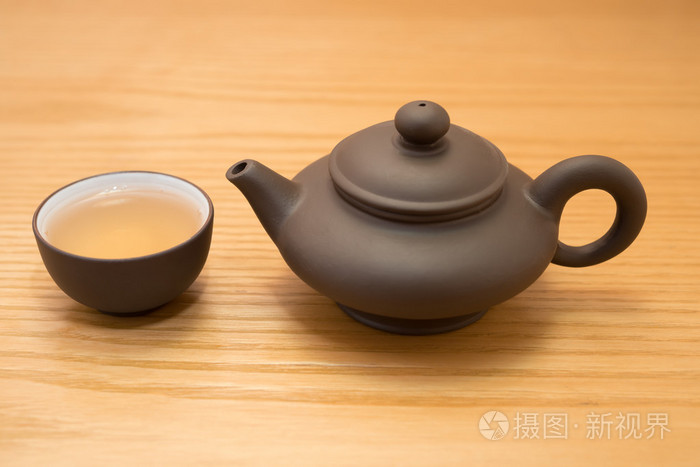 侧面视图喝杯茶张木桌上的茶壶