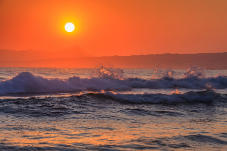 在海滩上的日出与海浪图片-在海滩上的日出与海浪素材-在海滩上的日出