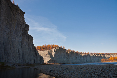 法尔河地区的西伯利亚针叶林地带多岩石的海岸照片