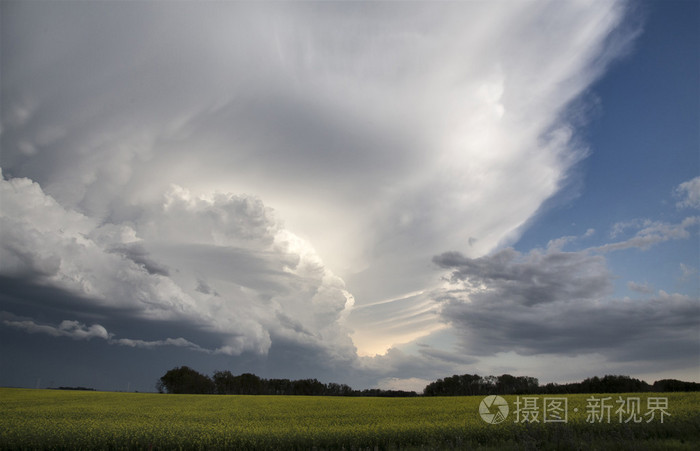 暴风雨的乌云萨斯喀彻温