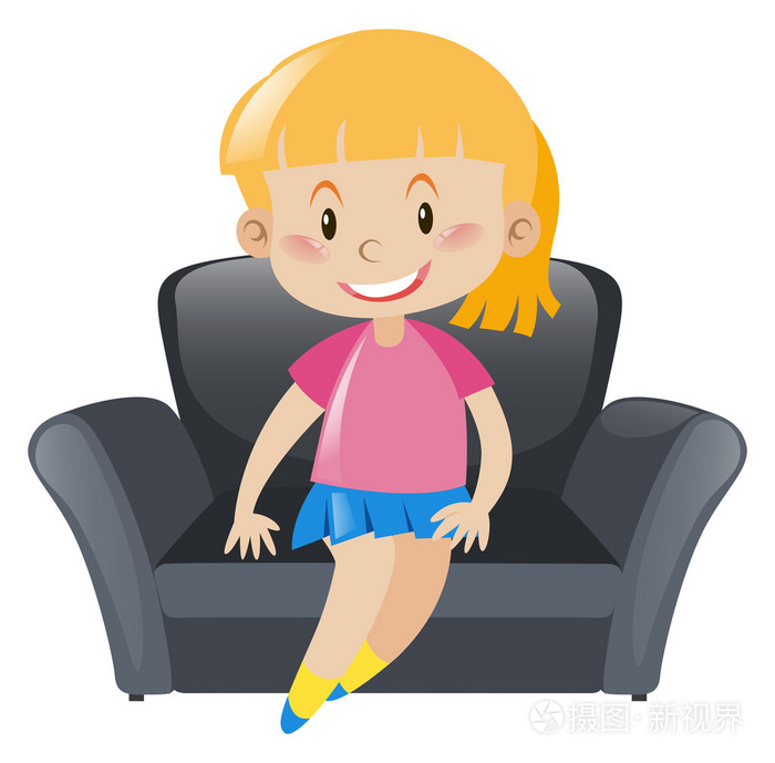 在粉色坐在灰色沙发上的女孩