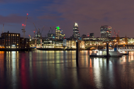 英国伦敦市的全景夜天际线图片