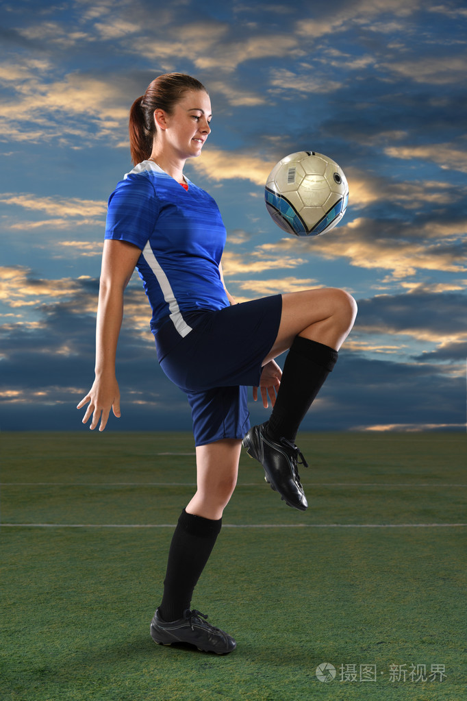 黄昏的足球运动员