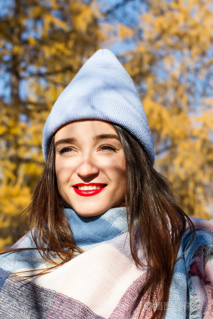 时尚的年轻女孩在秋天的公园