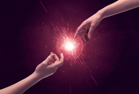 触摸手照亮空间中闪烁的光芒照片