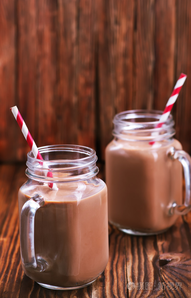 在眼镜的可可饮料