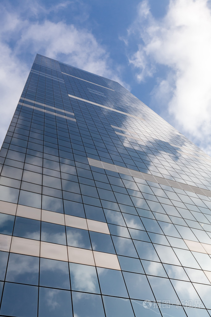 现代化的办公大楼上天空背景与云层反射