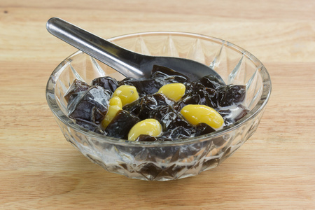 凉粉草李安 gigko 与新鲜的牛奶照片