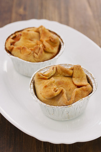 鸡牙葡萄牙鸡饼干上白盘子里照片