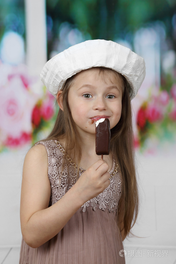 可爱的小女孩吃着冰淇淋