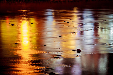 五光十色的灯光反射在水中图片