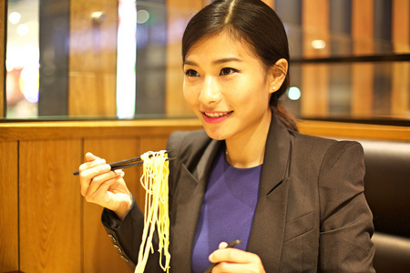 亚洲女人吃面条图片