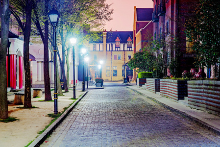 英语在夜间泰晤士小镇风情街图片