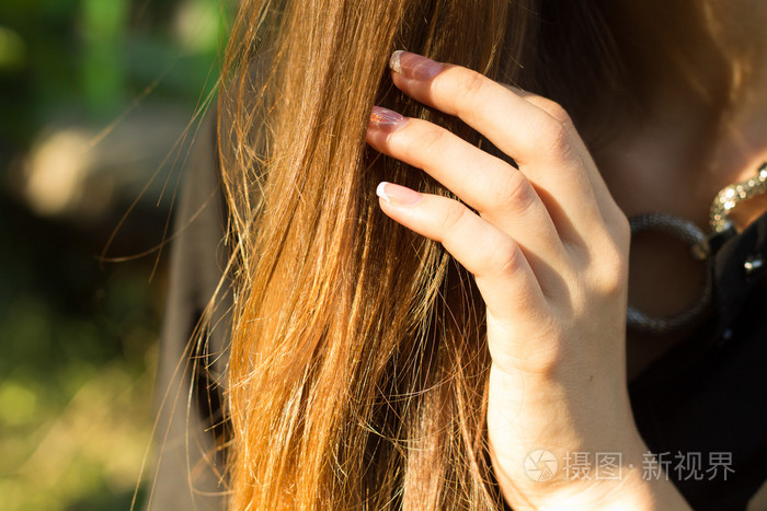 女人摸长发