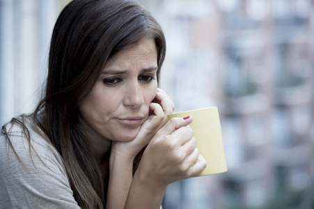 一个年轻悲伤的美丽女人,一个抑郁的样子,一个忧心忡忡的插画