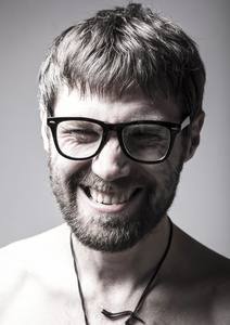 眼镜大胡子扮演傻瓜.疯狂的人,滑稽的表情照片