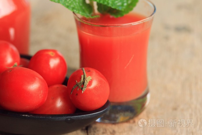 新鲜番茄和果汁