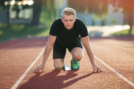 详细焦点准备开始短跑运动员的详细的视图.选择性的焦点照片