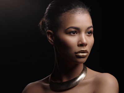 牢狱时尚的完美皮肤光滑发光黑白混血儿漂亮裸非裔美国女肖像,弥补,满