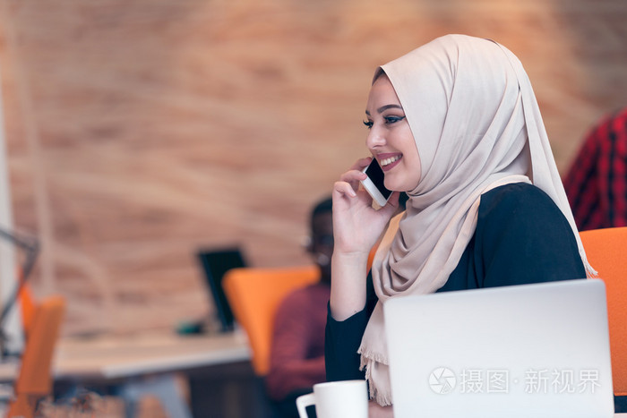 工作启动办公室的年轻阿拉伯语商界女强人