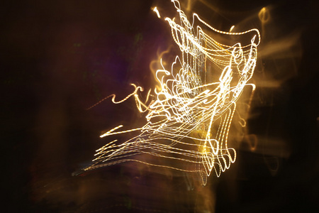 混动汽车慢速快门的光动, 夜间超速汽车的路灯.抽象光背景照片