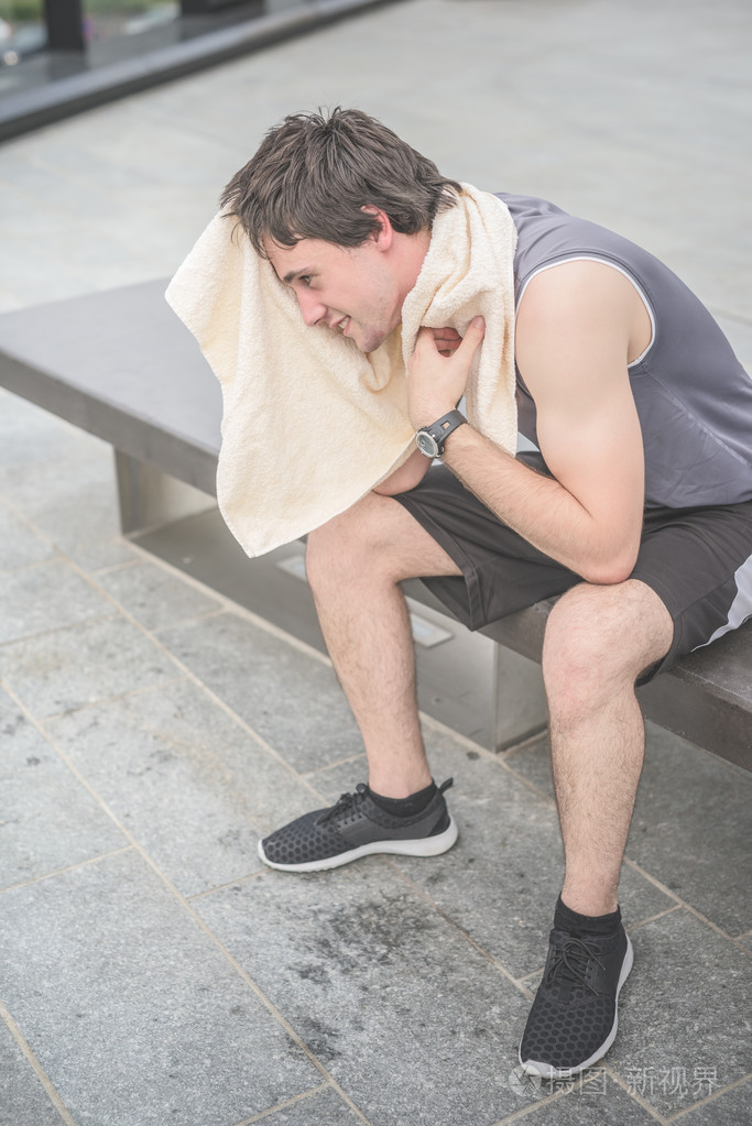 擦干身子用毛巾训练后的男人