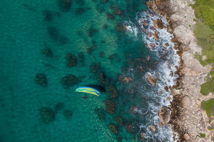希腊海岸上空飞行伞