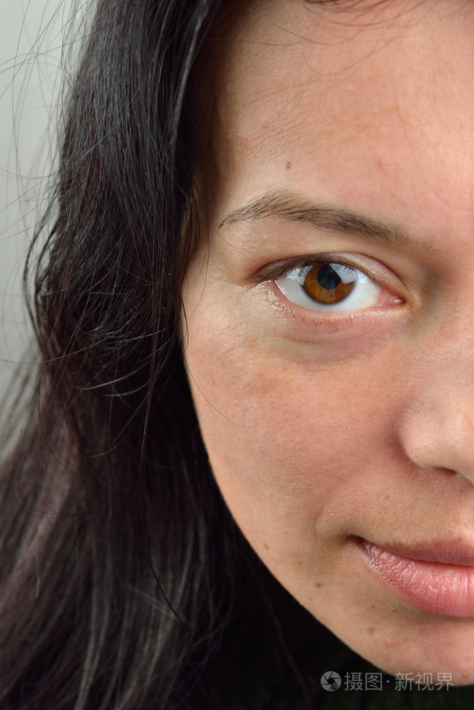 眼睛图片-女性棕色眼睛看着相机.肖像
