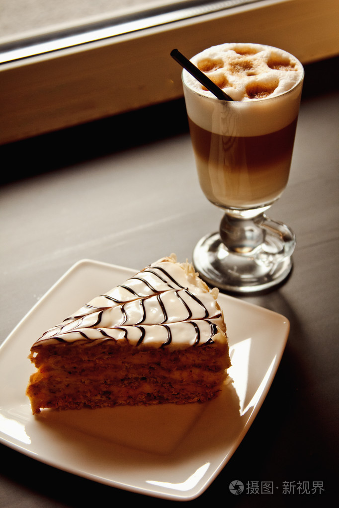一块巧克力蛋糕和卡布奇诺咖啡