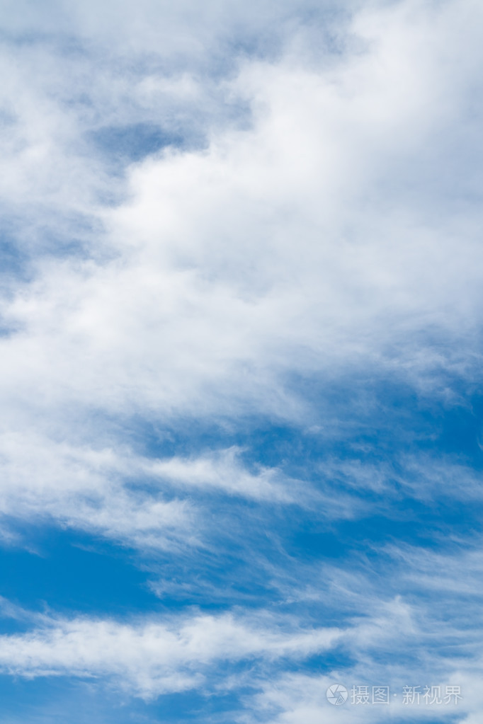 洁白的云朵蔚蓝色的天空飞