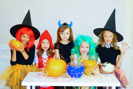 快乐儿童群体的服饰在万圣节派对照片
