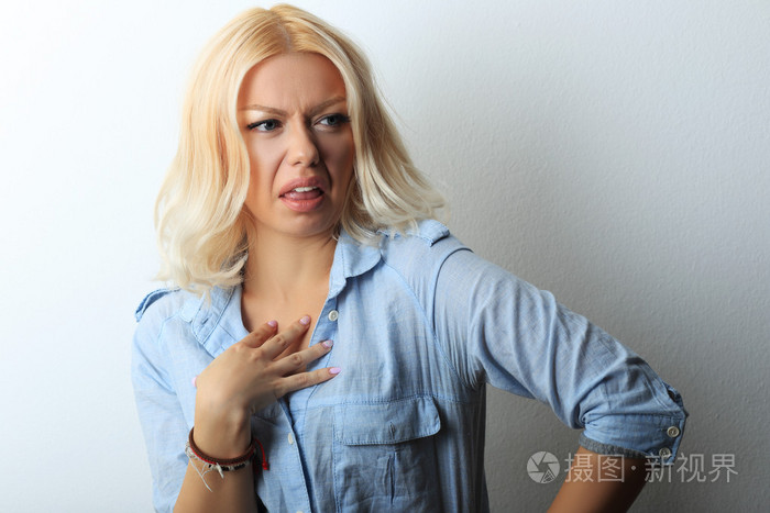 脸上的厌恶的女人