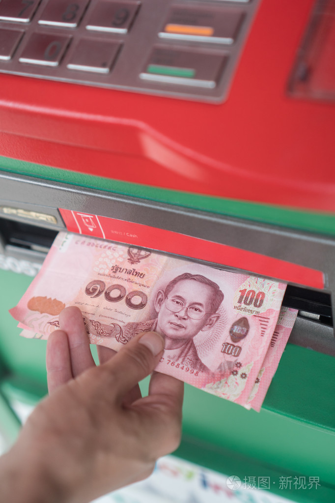 从atm机提取现金的女人的手的特写