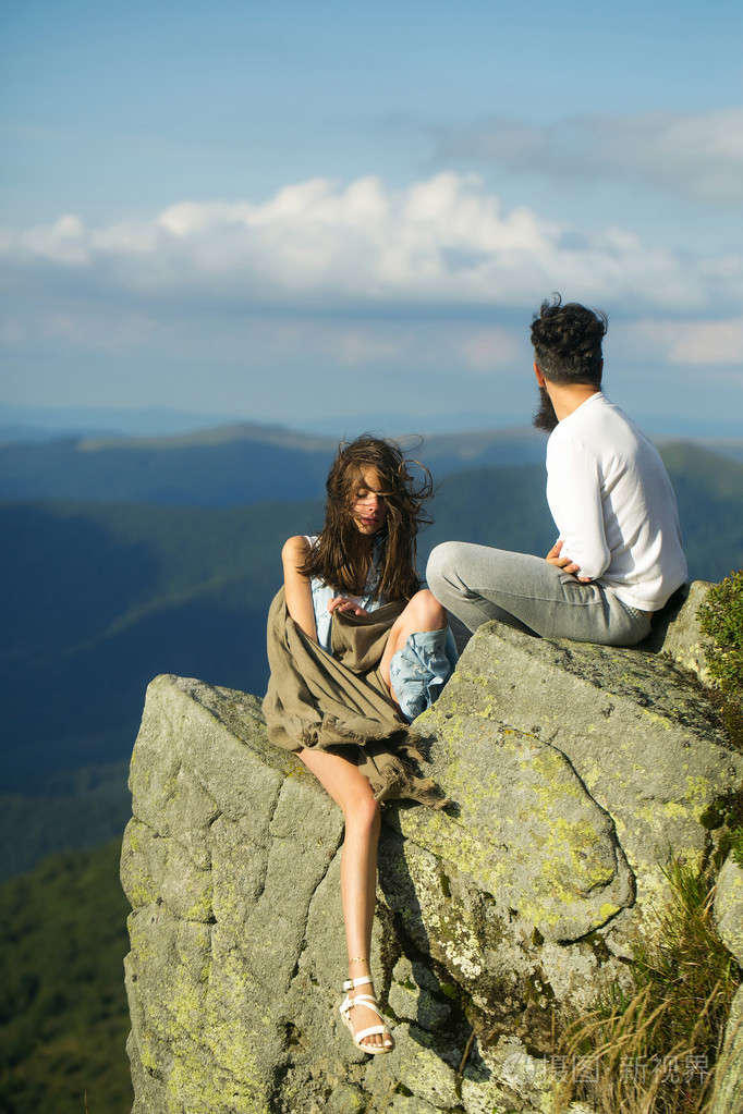 浪漫的情侣在山顶上