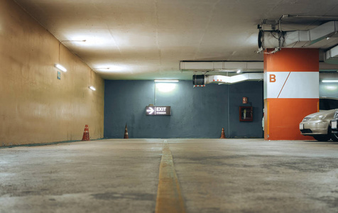 地下停车场的汽车图片