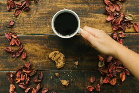 桌上的咖啡杯子图片