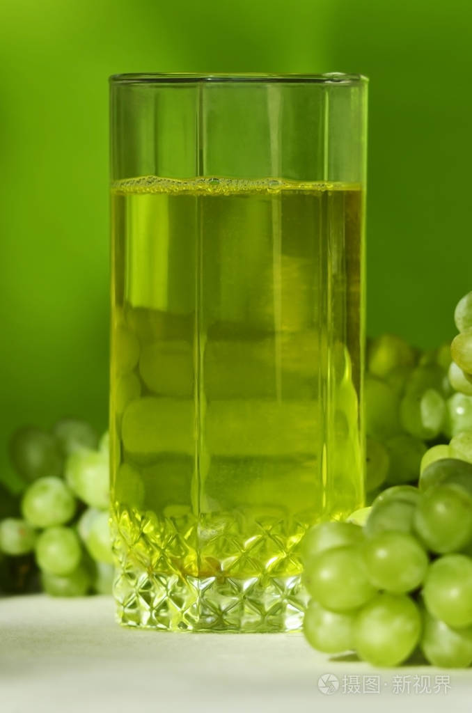 黄色葡萄汁和一束绿色葡萄
