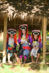 三个拉祜族部落女士图片