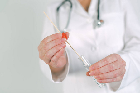 客流采集识别在 dna 的生物标本采集的女法医技术员照片