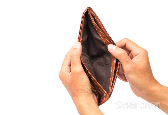 男人的手打开在白色背景上的空钱包